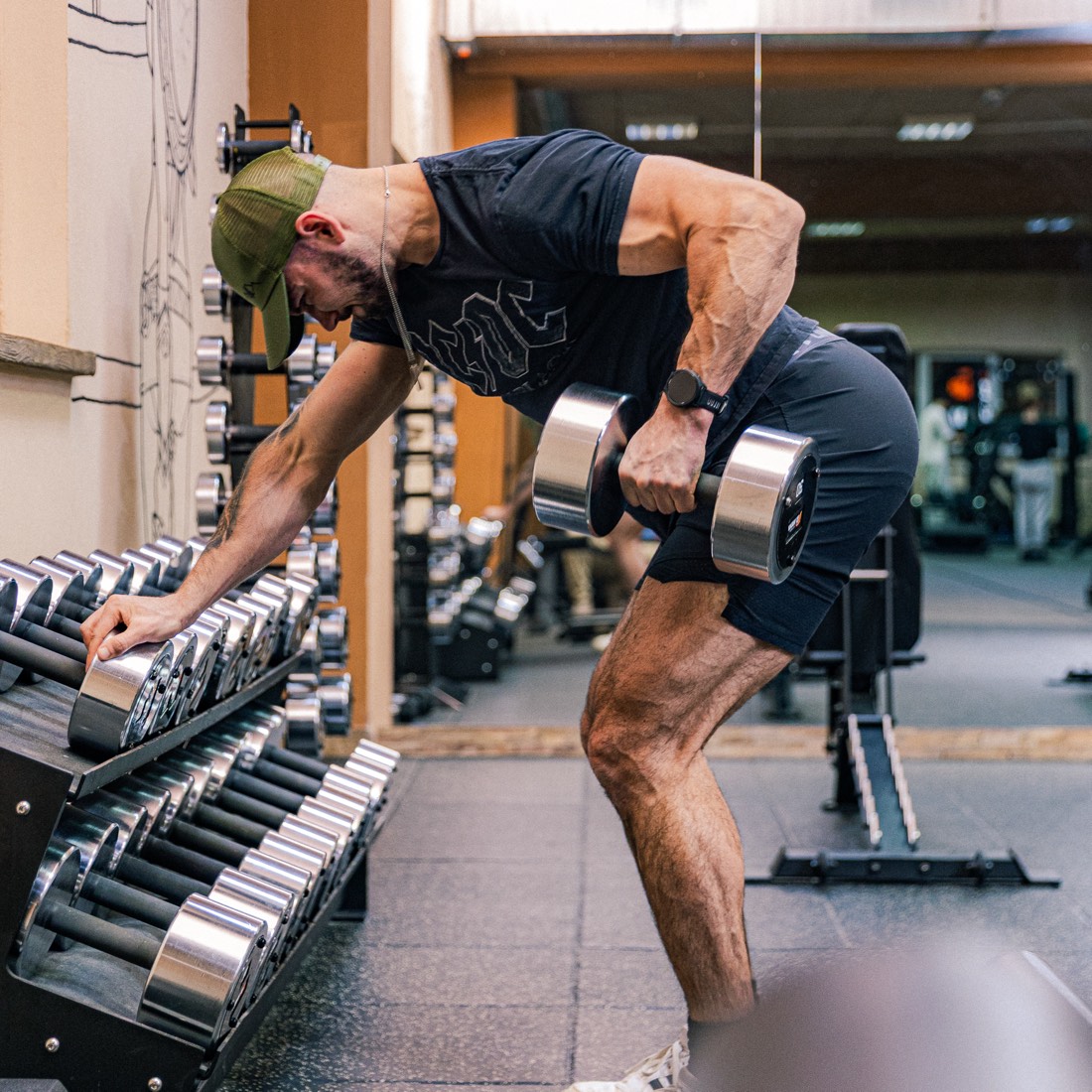Dom mid-set with dumbbells